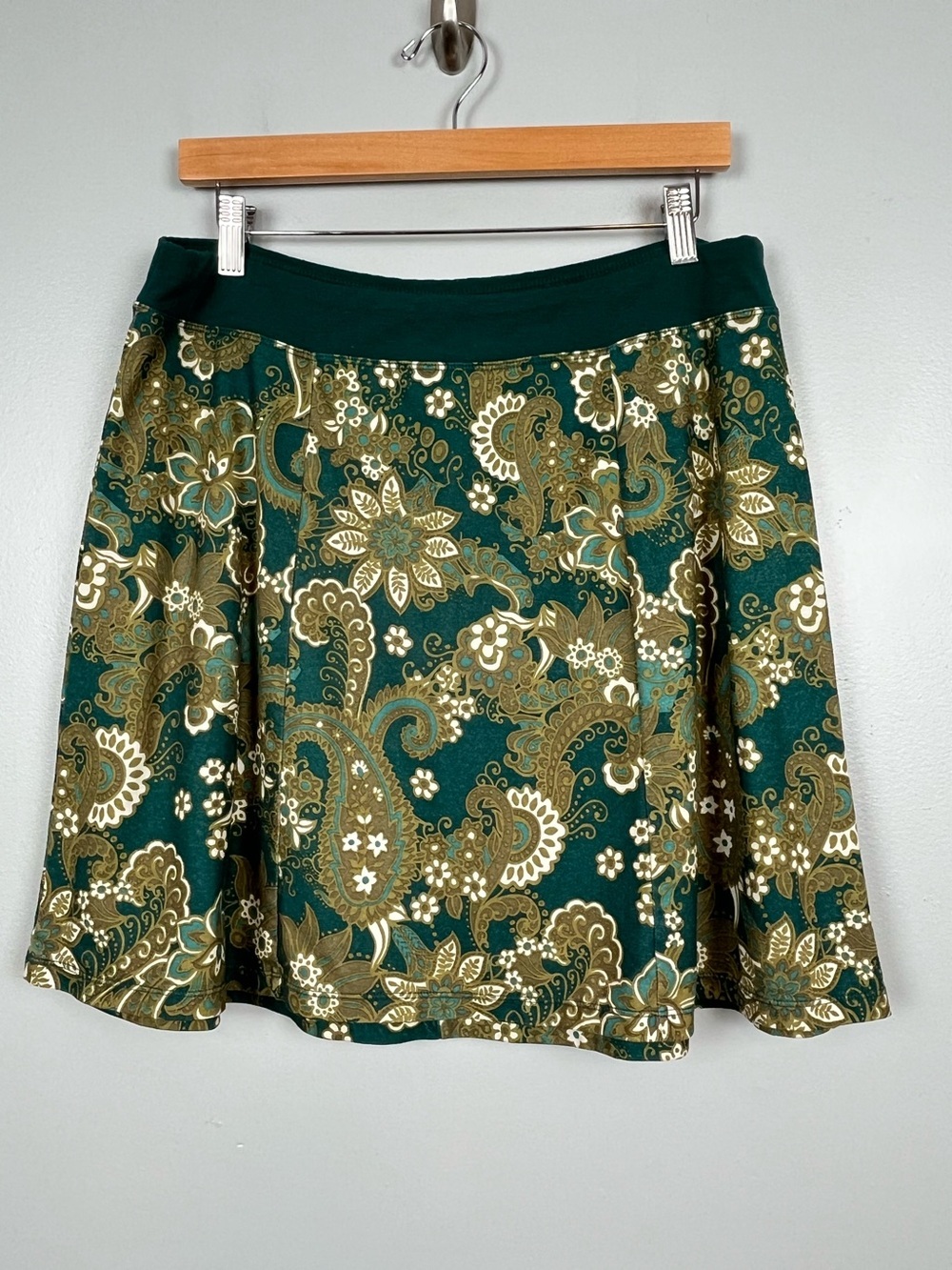 Prana cotton knit green paisley pullon skirt, size medium.